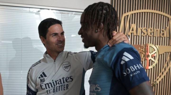 聊了些啥😄阿尔特塔揽着新援马杜埃凯，这爱不释手的表情藏不住