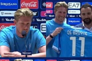 那不勒斯新11号！德布劳内与体育总监手持球衣亮相球员发布会