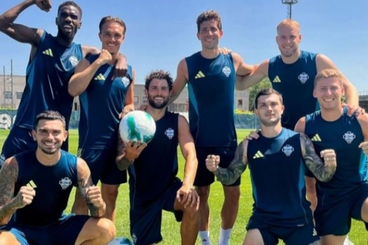 还有高手！科莫当前队内45人比切尔西还猛，夏窗已花了1亿多买人