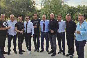 71岁前国足主帅伊万出席朋友婚礼：合影C位容光焕发！