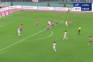 “后仰跳头”失空门！亚泰右路传中，奥莫伊胡安弗空门头球顶高