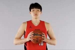 媒体人：精准切掉拉文的球 身背3犯还敢这么下手说明杨瀚森不怯场