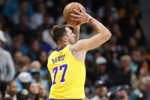 Skip：东契奇三分出手联盟第1比库里多&命中率32% 打强队会很艰难